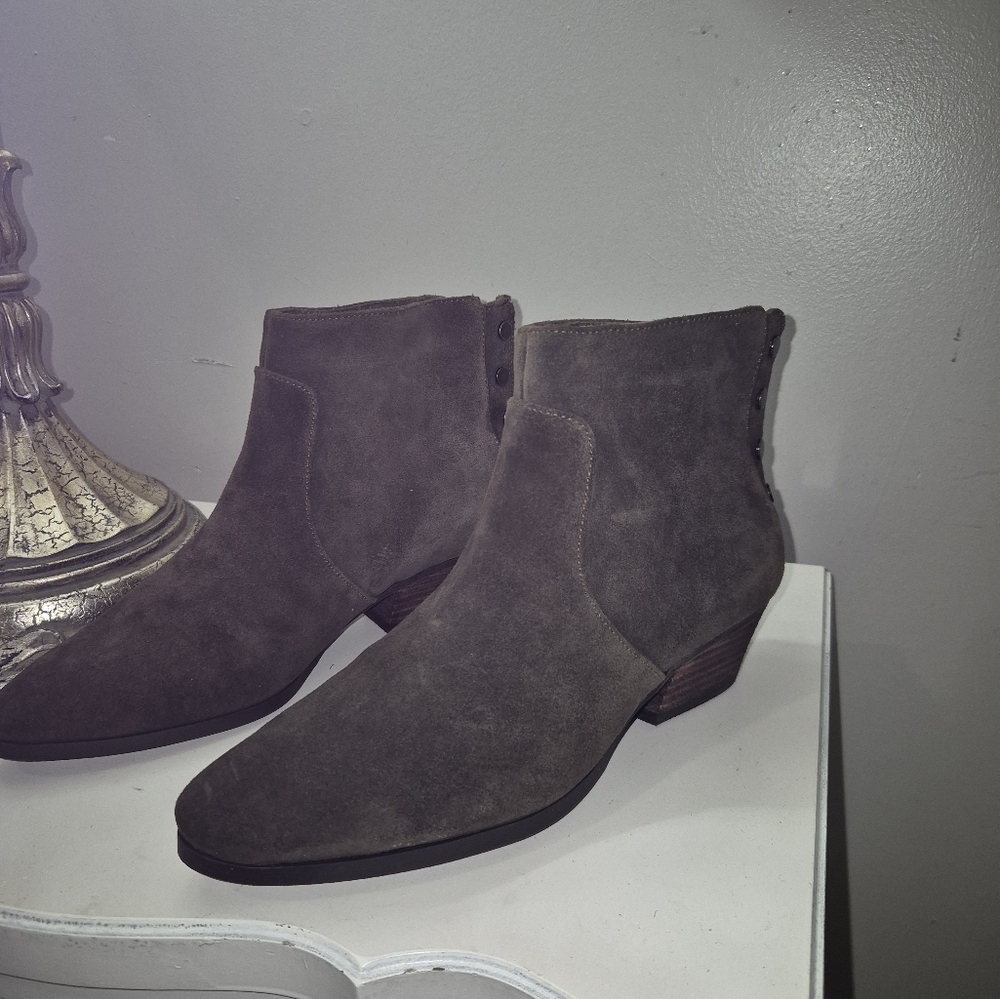 Brown Suede Chukka Boots with Sleek Design